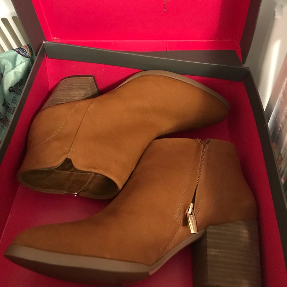 Vince Camuto ankle boots size 7.5, color Cognac